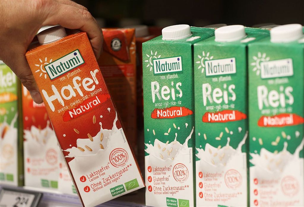 Plantaardige melk in het schap van een Duitse supermarkt. - Foto: ANP