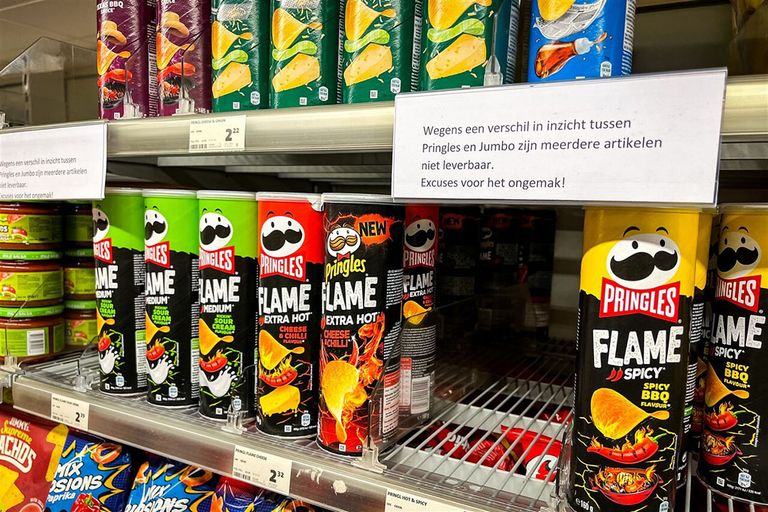 Diverse lege schappen van het merk Pringles in een supermarkt van Jumbo begin februari. Volgens de supermarkt werden de schappen niet aangevuld door een 'verschil in inzicht' met Pringles. - Foto: Novum RegioFoto