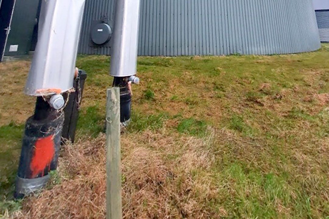 Aardwarmtesysteem, met de rode stip de aanvoerbuis. - Foto: Misset