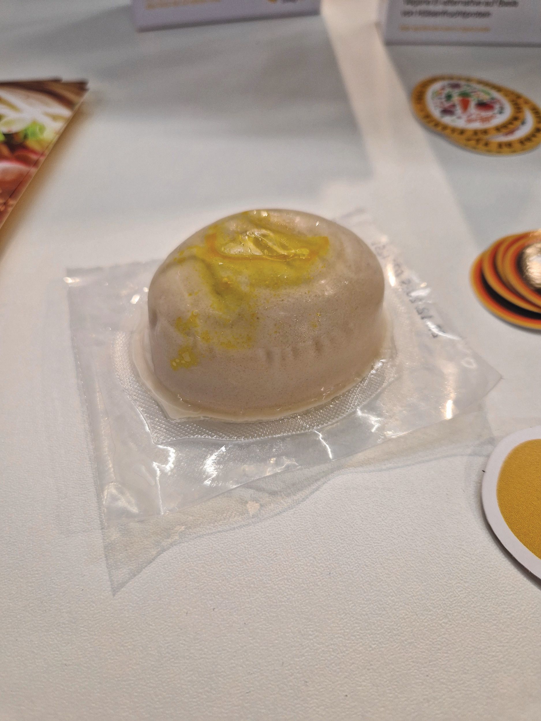 Het gepocheerde plantaardige ei van Neggest. Het product wordt gekookt in de plastic verpakking. Foto: Misset