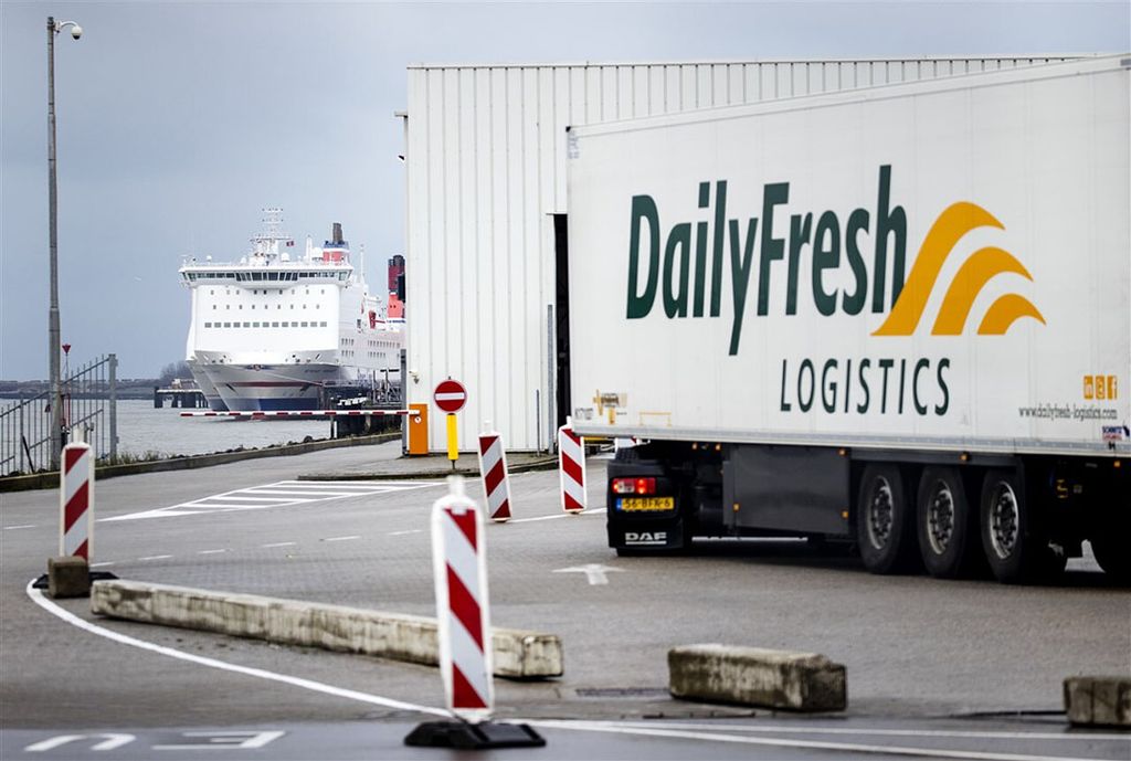 Vrachtwagens in de haven van Hoek van Holland. De regering in Londen besloot vorige week de inkomende handel voorlopig vrij te laten. - Foto: ANP