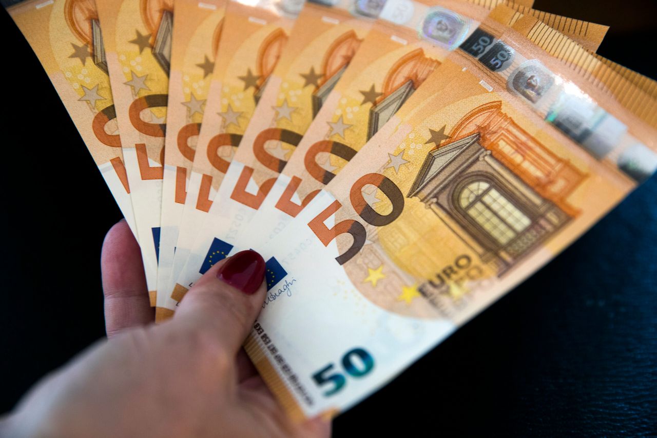 AMSTERDAM - Het nieuwe bankbiljet van 50 euro dat vanaf 4 april door De Nederlandsche Bank wordt verspreid. Het biljet heeft een doorzichtig venster met daarin een hologram met het portret van de mythologische figuur Europa. Verder bevat het een smaragdgroen cijfer en een aantal nieuwe echtheidskenmerken. ANP JEROEN JUMELET