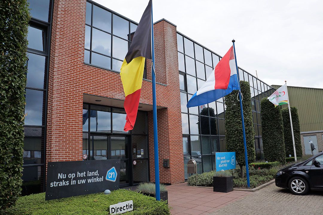 De Belgische vlag voor het kantoor van Hartman. Onder de Fruit Farm was het teeltbedrijf Belgisch. - Foto: Gerard Boonekamp