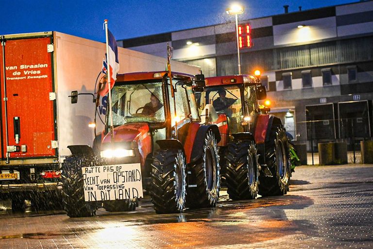 Boeren blokkeerden zaterdagavond een distributiecentrum van supermarktketen Lidl in Heerenveen. - Foto: ANP