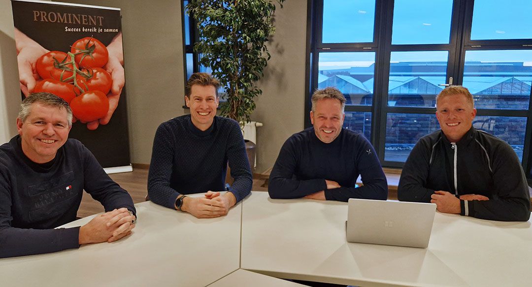 Jack Groenewegen, Joost en Thom van der Voort en Marcel van den Berg kijken samen het nieuwe jaar in. Foto: Mirakuleus