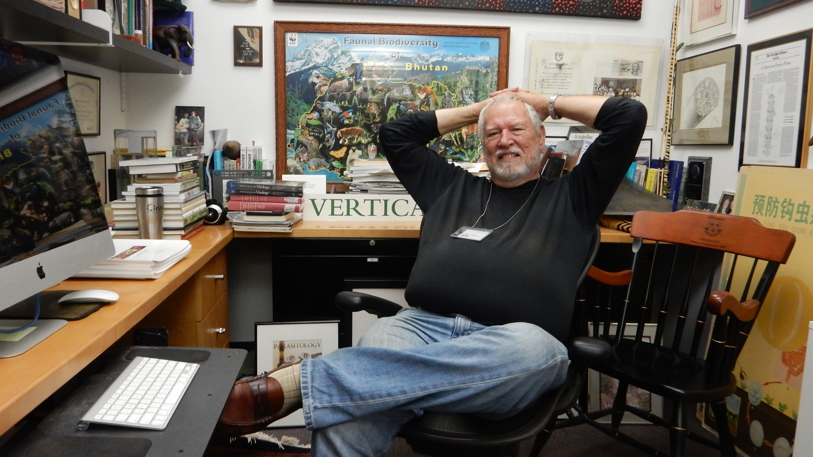 Ecoloog Dickson Despommier (75), hier in zijn werkkamer op Columbia University, geldt als geestelijk vader van de verticale landbouw. Foto: Ralf Bodelier.