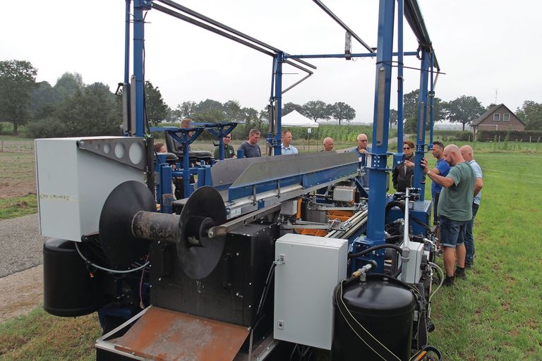 De oogstrobot van Lommers is het afgelopen seizoen bij twee aspergetelers uitgebreid getest. Foto’s: Stan Verstegen