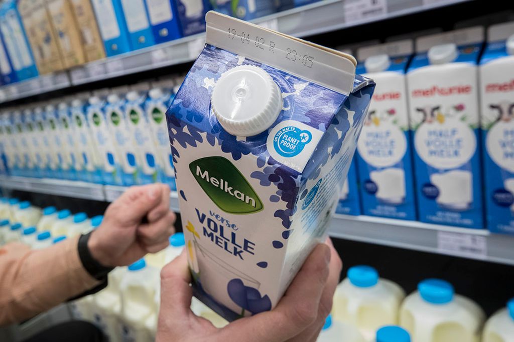 Ministerie LNV en WUR stellen vast dat de grote hoeveelheid keurmerken verwarrend zijn voor consumenten, op de foto het PlanetProof-keurmerk. - Foto: Koos Groenewold