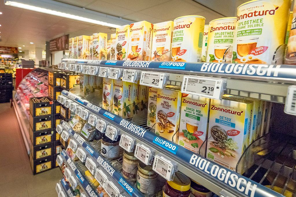 Biologische producten in supermarkt. - Foto: Koos Groenewold