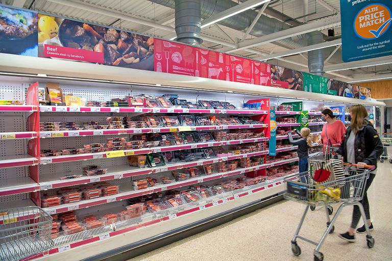 Vleesschap in een supermarkt van Sainsbury's. De Britse supers willen de varkenssector helpen door zo veel mogelijk vlees uit eigen land te verkopen. - Foto: ANP