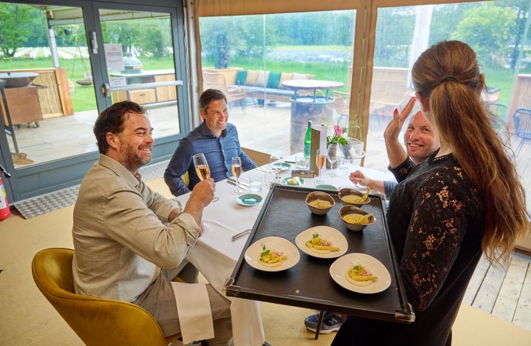 De eerste lunch in het tijdelijke restaurant naast het aspergeveld van Erik Verhoeven in Cromvoirt. – Foto: Van Assendelft Fotografie
