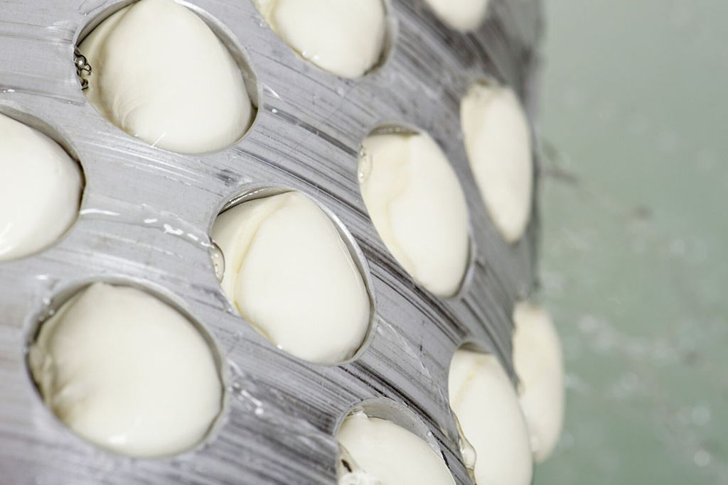 Productie van mozzarella. - Foto: Canva