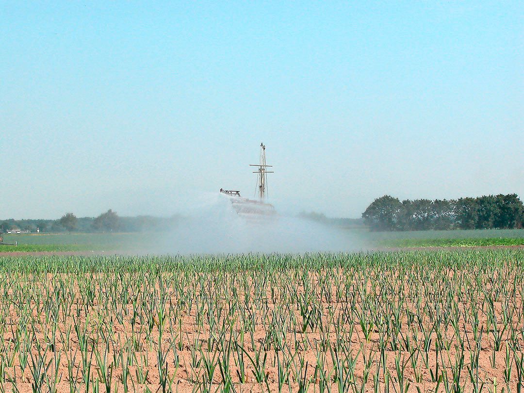 Waterschap Brabantse Delta stelt vanaf dinsdag 9 augustus een urenverbod in voor het gebruik van oppervlaktewater uit sloten, beken en rivieren -Foto: Stan Verstegen.