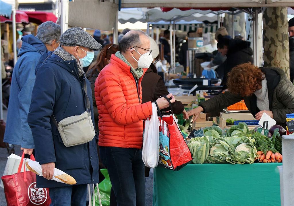 Boerenmarkt met streekproducten in Saint Jean de Luz, in het zuidwesten van Frankrijk. De vraag naar lokale producten nam een vlucht tijdens de lockdowns door corona. Hoewel die groei afneemt, groeit de korte keten over de hele linie nog steeds. - Foto: ANP