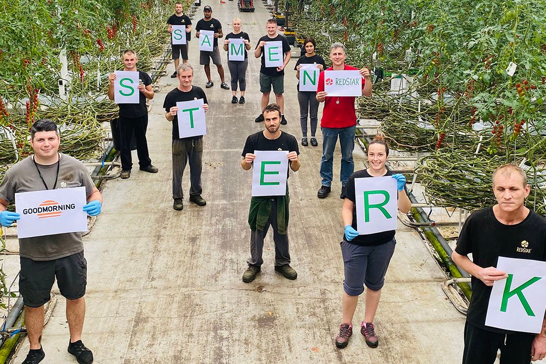 Personeel van RedStar laat in de eerste coronalockdown zien de maatregelen van 1,5 meter te onderschrijven. - Foto: RedStar