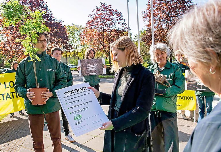 Greenpeace-vrijwilligers voeren actie bij veevoerbedrijf ForFarmers. Ze willen dat het bedrijf, dat in Nederland veel verdient aan de handel in soja, zich inzet voor een sterke Europese Bossenwet. - Foto: Marten van Dijl / Greenpeace