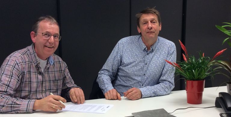 Hans Koolhaas (voorzitter warmtecoöperatie Zuidplaspolder) en Wim Lexmond (directeur Wagro) ondertekenen de intentieovereenkomst.( Foto: LTO Glaskracht