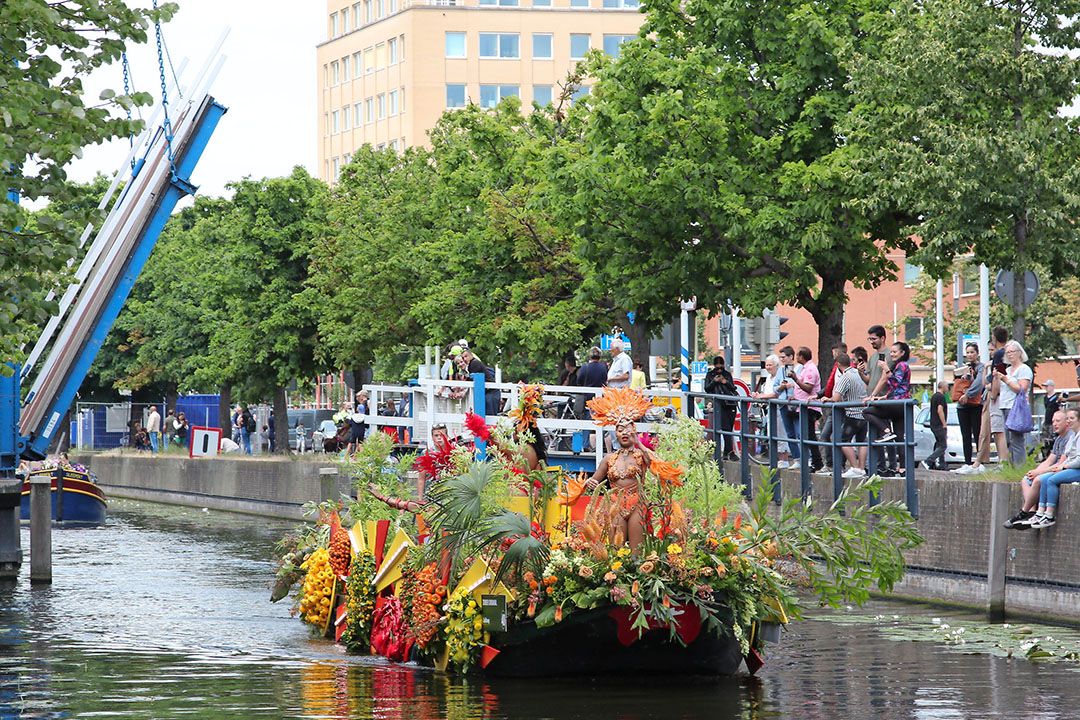 Voor het eerst deed het Varend Corso ook Den Haag aan, een lang gekoesterde wens van voorzitter Rob Baan. - Foto's: Harry Stijger