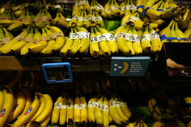 De claims klimaatneutraal, zoals bij deze bananen, komen minder vaak voor. - Foto: ANP