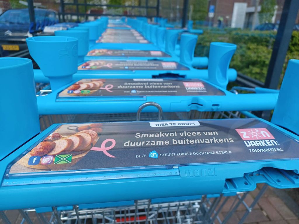 De reclame op de winkelwagentjes bij de Albert Heijn in Ede. Foto: Kees van Dooren