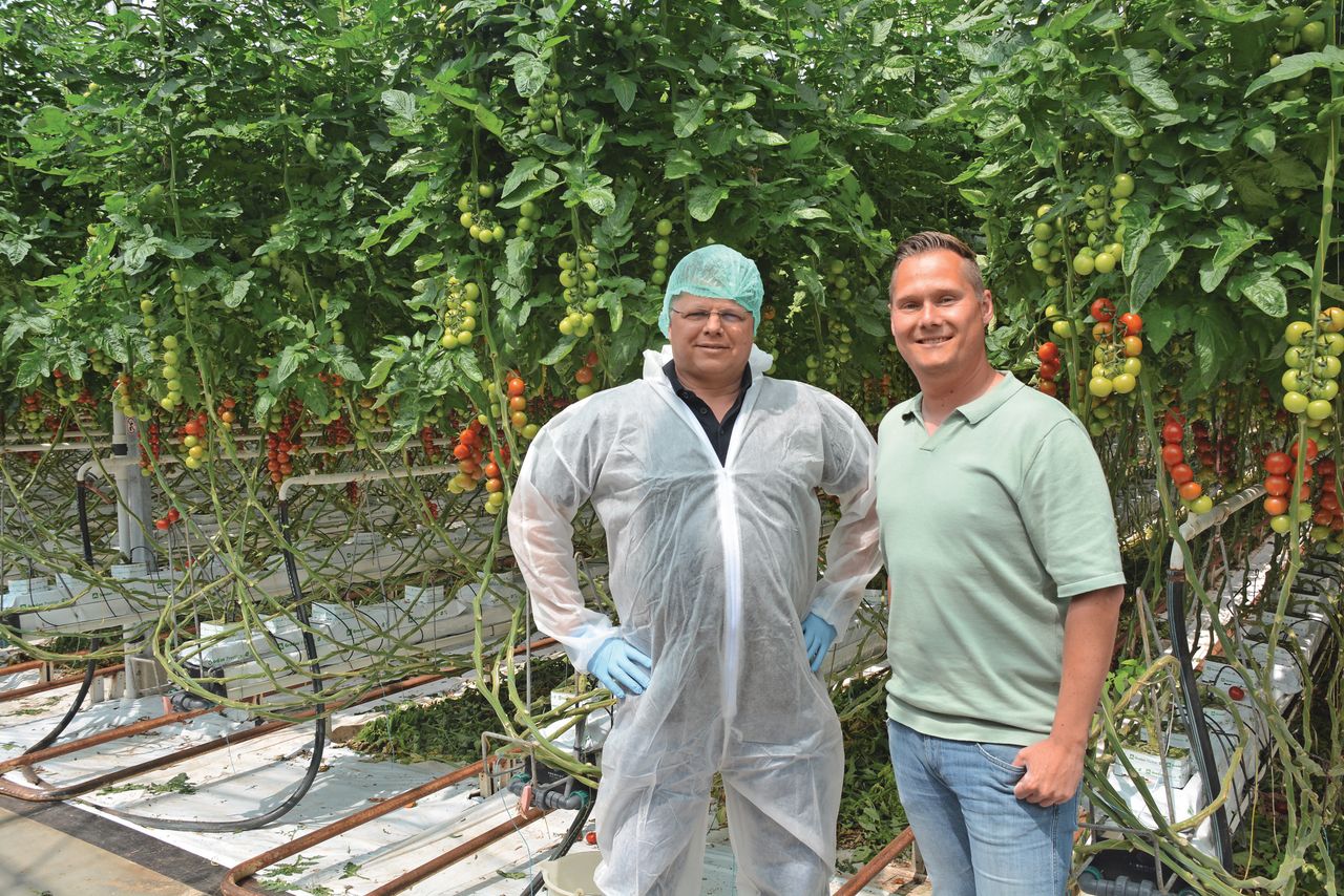 Een betrouwbare en goede werkgever zijn werpt zijn vruchten af. Zoals bij Christiaan Luijendijk (r), die als scholier bij Theo van Noord (l) kwam werken, daar altijd is gebleven en nu operationeel directeur is.