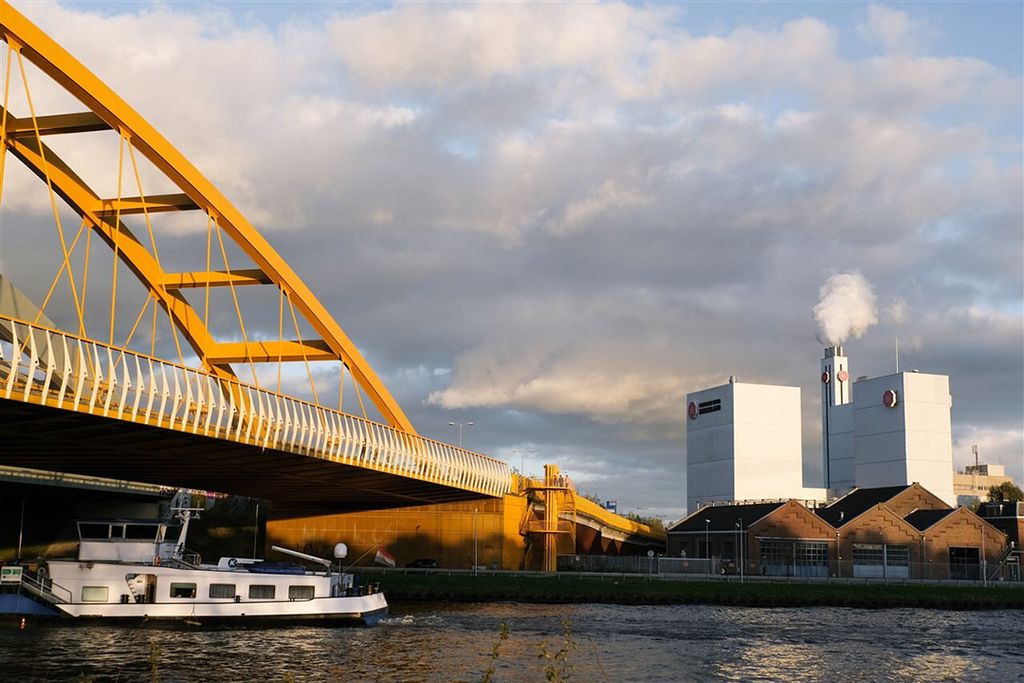 Fabriek van Douwe Egberts. in Utrecht. - Foto: ANP