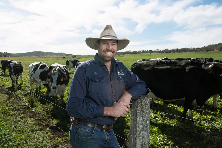Melkveehouder Peter Garratt ontving een subsidie van € 62.000 van Woolworths voor de automatisering van het leveren van een gebalanceerde graanmix aan zijn koeien. - Foto: Woolworths