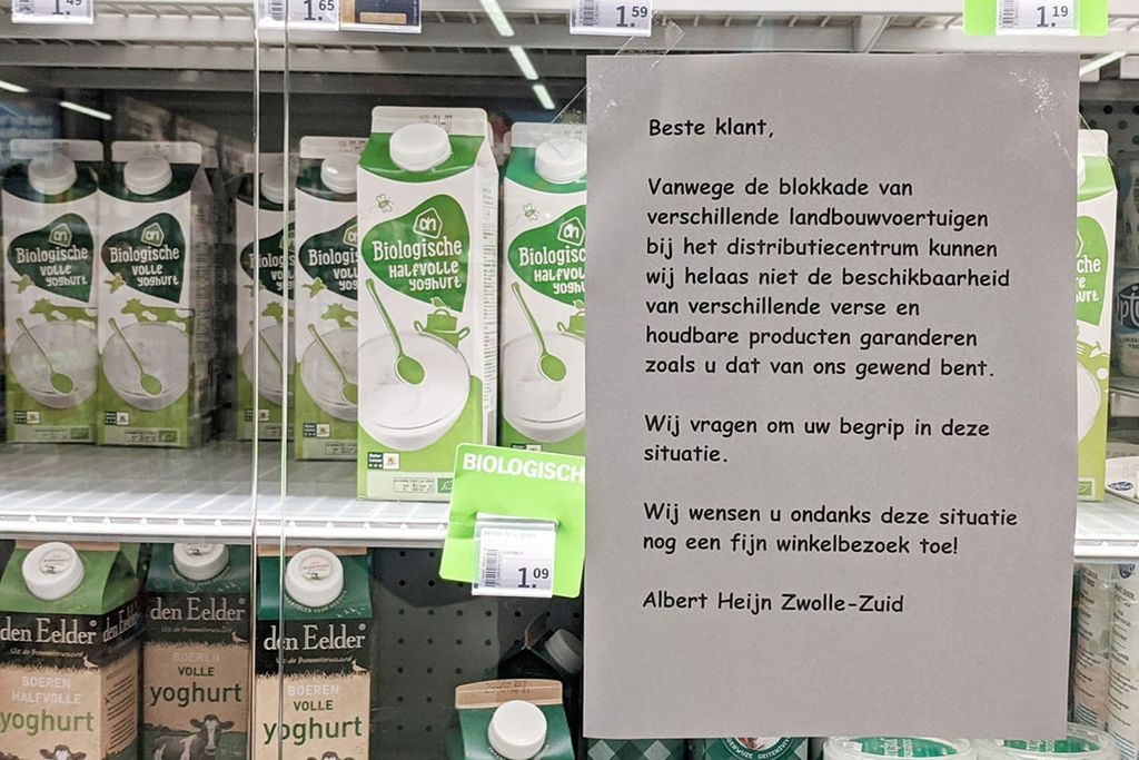 Bij de Albert Heijn in Zwolle hangt dit A4'tje nu op de koelvitrines naar aanleiding van het boerenprotest bij distributiecentrum Albert Heijn vandaag, vrijdag 10 juli. - Foto: Jan Braakman