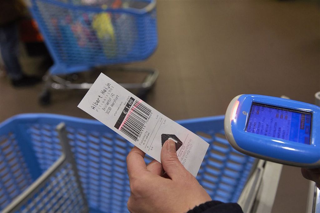 Albert Heijn is niet de enige supermarkt die deze stap zet. Ook Lidl gaat statiegeld invoeren op alle plastic sapflessen. - Foto: ANP