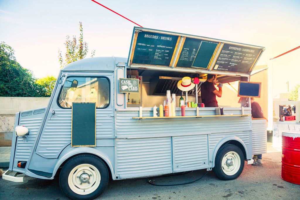 Foodtrucks zijn veel te vinden op festivals. - Foto: Canva/Maica