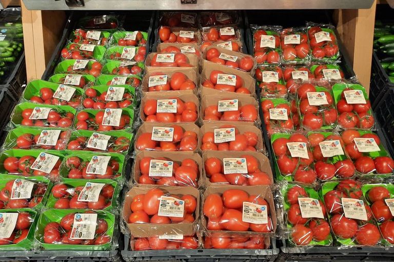 Tomaten in het schap. ‘De telersprijzen zijn laag en dat bepaalt het rendement.’ – Foto: Harry Stijger