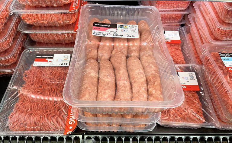 Vleeswaren in koeling van supermarkt. Plastic Soup Foundation stelt veel vlees- en zuivelproducten  microplastics bevat. - Foto: ANP