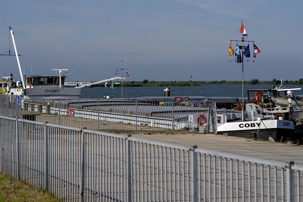 Een van de binnenvaartschepen die met fosfine in het ruim in de haven bij Lelystad liggen. - Foto: ANP