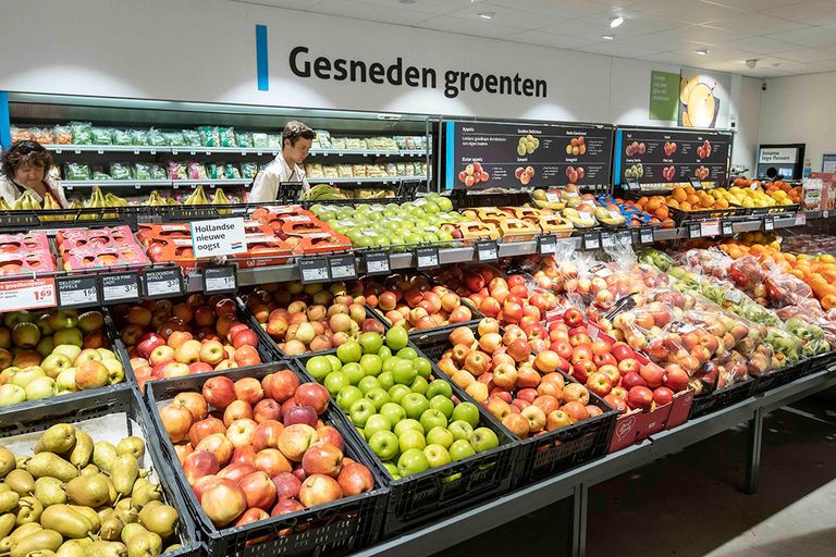 Volgens de Consumentenbond is de herkomst van losse groente en fruit niet altijd duidelijk bij de schappen van de supermarkt. - Foto: Roel Dijkstra