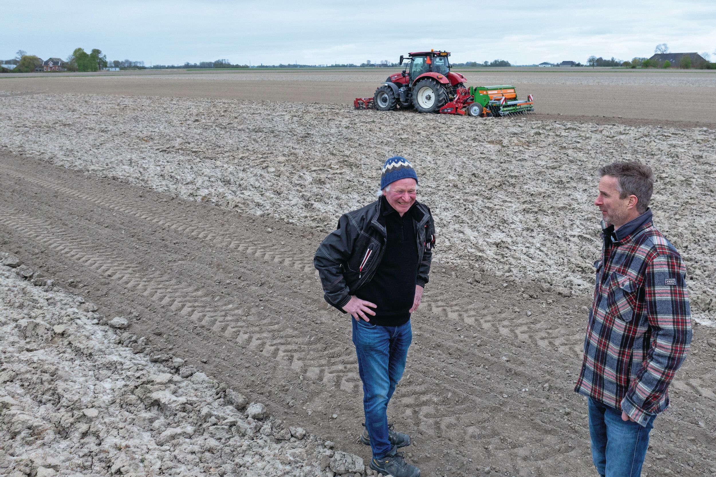Stollenga op zijn land in gesprek met Boerderij. Als hij uitkijkt over de omliggende percelen, verbaast het hem dat nog altijd relatief weinig jonge boeren kiezen voor een alternatieve teelt.