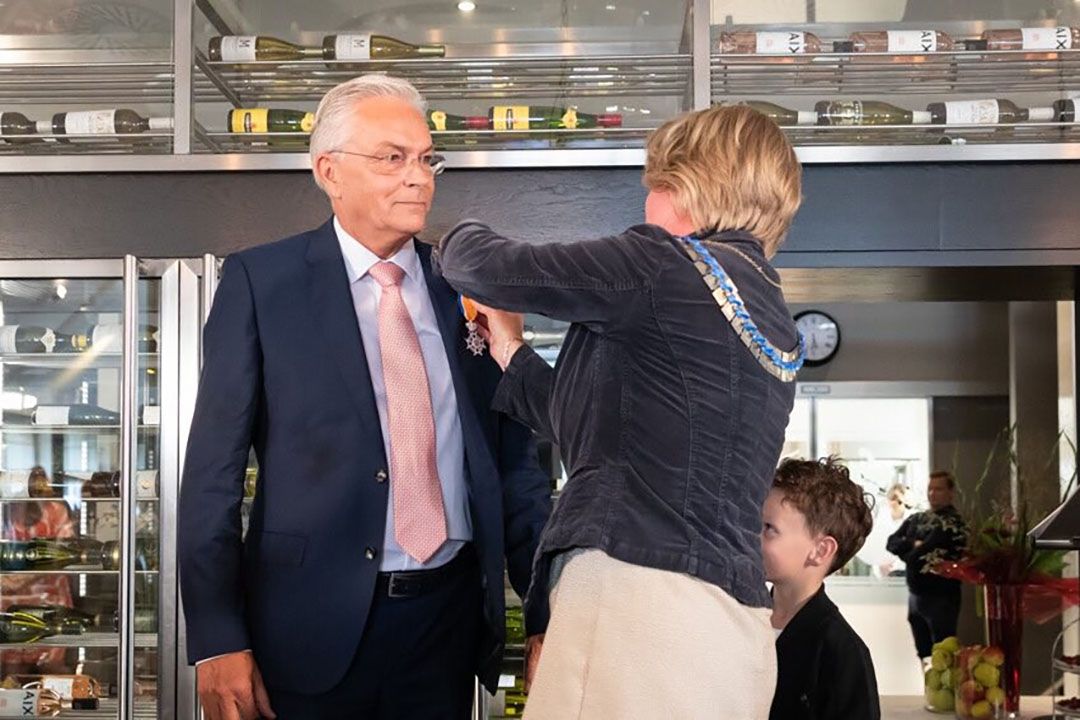 Leonard Kampschöer krijgt van  burgemeester Patricia Hoytink-Roubos van Gemeente Overbetuwe de titel opgespeld (Ridder in de Orde van Oranje-Nassau). - Foto: FruitMasters