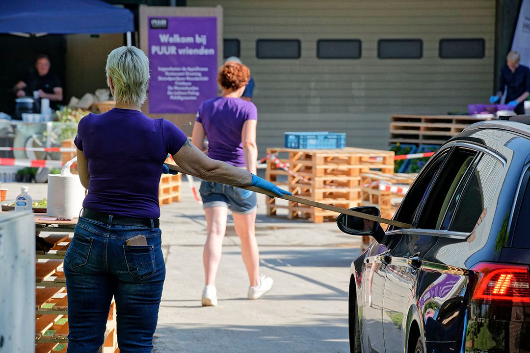 Horecateler  PUURgroente in Middenmeer (N.-H.) probeert het omzetverlies te verkleinen met een drive-in verkoop van culinaire maaltijden. - Foto: Lex Salverda