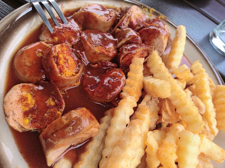 Currywurst met kreukelpatat is een kantine-hit bij Volkswagen. - Foto: ANP