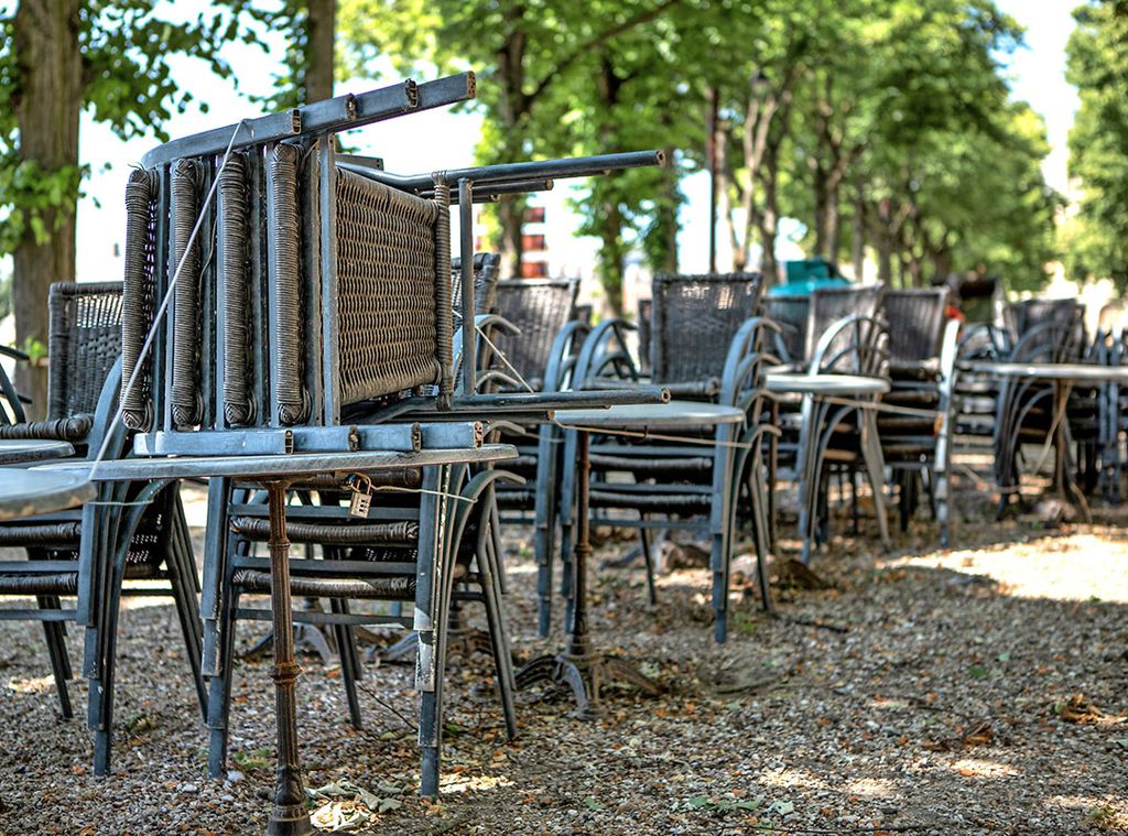 Gesloten terras vanwege coronamaatregelen. Door de lockdowns is in de horeca veel gebruikgemaakt van de NOW- en TVL-regeling. Foto: Canva/Nicolas Garrat