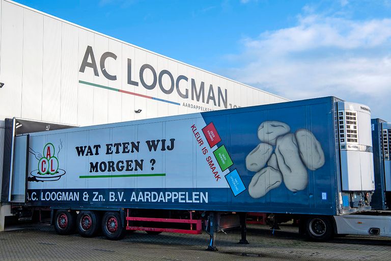 Een oplegger van A.C. Loogman op het bedrijfsterrein in Aalsmeer. Inmiddels is alles geveild. - Foto: Cor Salverius Fotografie