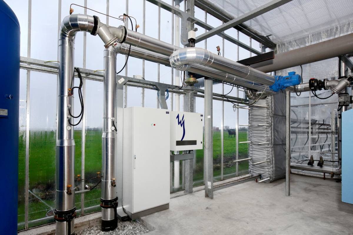 Aardwarmte-installatie in een kas. Hoe valt bij compensatie van ETS2 de verdeling uit tussen gasloze telers en telers die relatief veel draaien op hun wkk? Foto: Ruud Ploeg