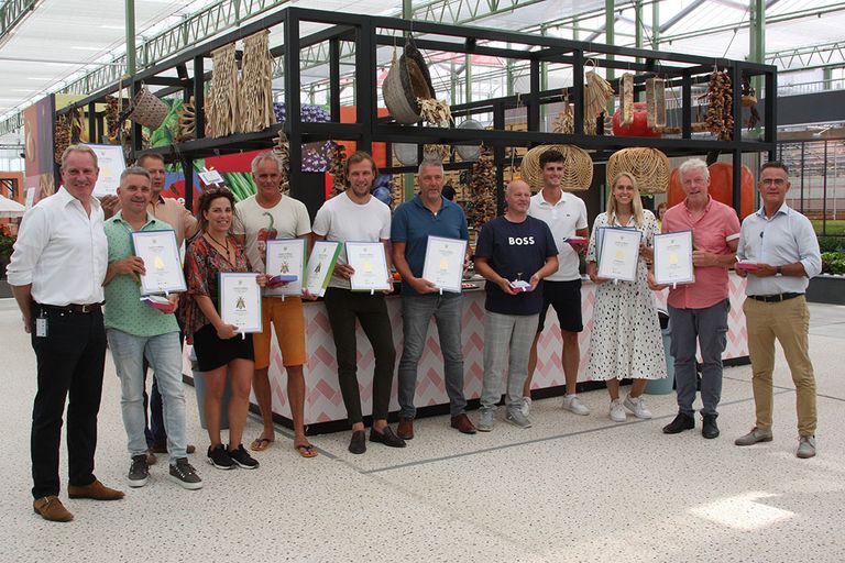 De prijswinnaars met geheel links Jan Willem Griep, directeur speciale projecten Floriade, die de prijzen uitreikte. - foto: Harry Stijger