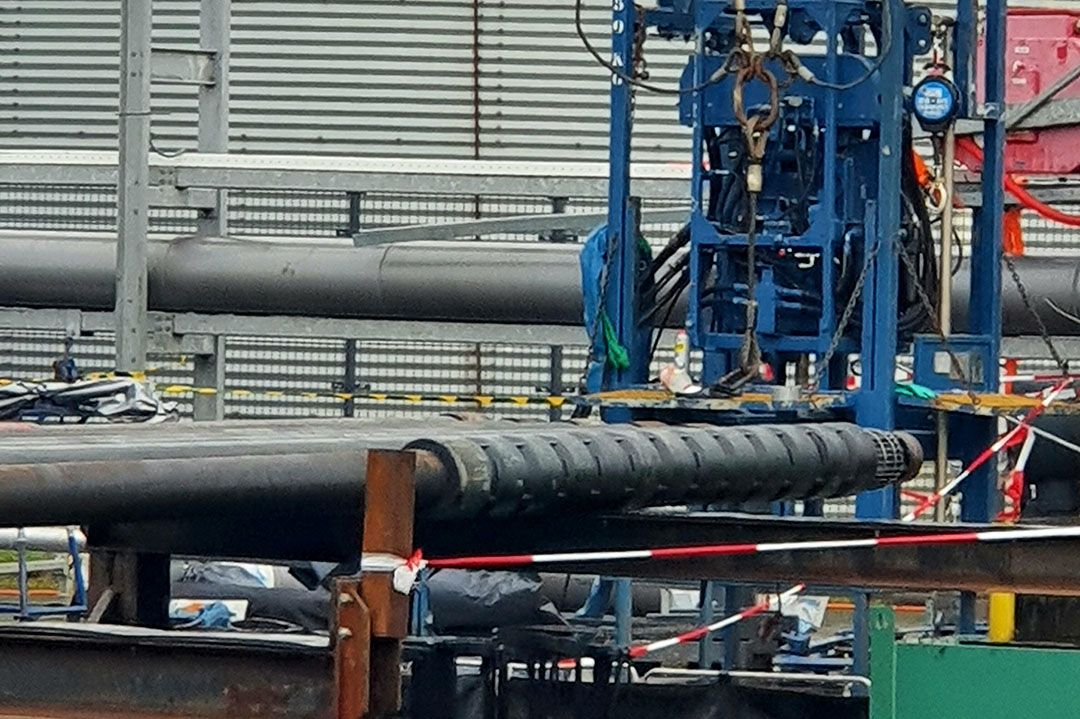 Onderhoud aan de aardwarmtebron bij ECW Energy. De pomp met schijven lag daardoor in november 2020 boven de grond. - Foto: Misset