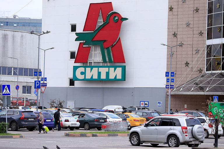 Vestiging van Auchan in Moskou. De keten heeft besloten actief te blijven in het land. - Foto: Reuters