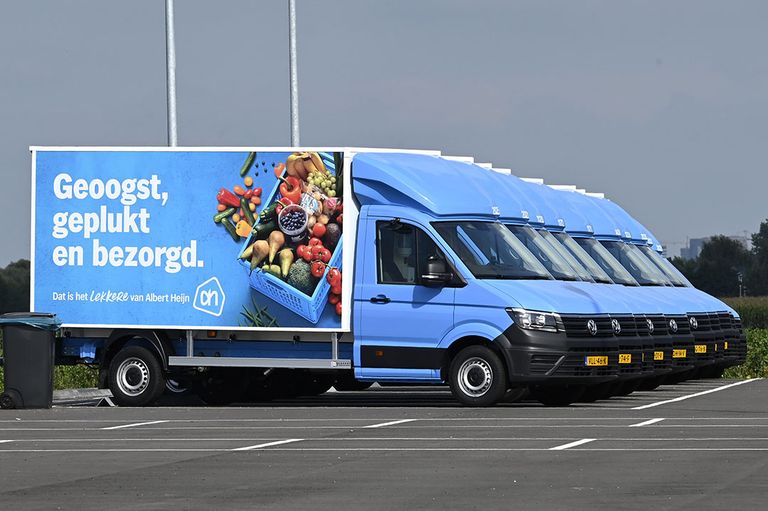 Bestelauto’s van de bezorgdienst van Albert Heijn bij een verzamelpunt. - Foto: ANP