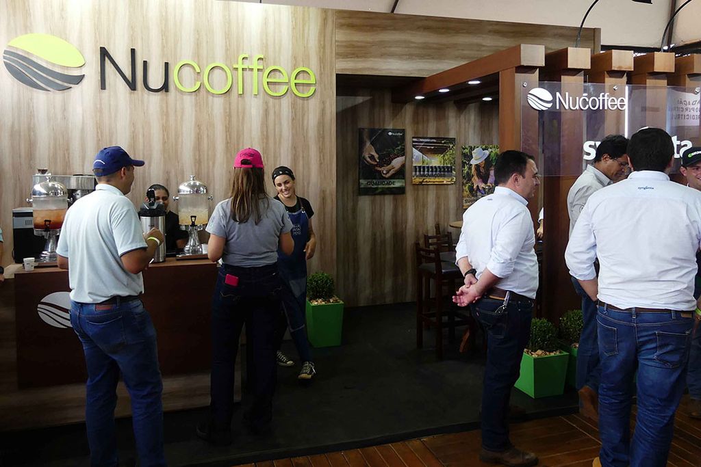 Koffietelers kunnen de rekening bij Syngenta voldoen door koffiebonen te leveren. Onder de merknaam Nucoffee wordt die op de markt gebracht. - Foto's: Martin Smits