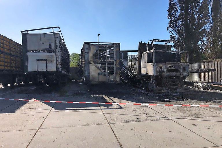 Bij een brand bij eendenslachterij Tomassen Duck-To gingen vorige maand vijf vrachtwagens in vlammen op. - Foto: Omroep Gelderland