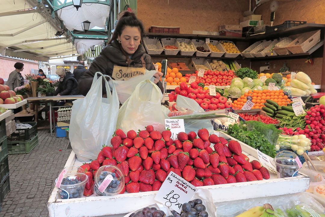 Groentemarkt in Gdansk, Polen. In de steden is biologisch nog wel te krijgen, op het platteland is het onzichtbaar.   Foto: Ton van der Scheer