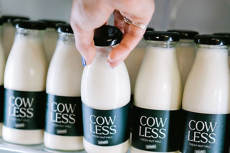 De melkvervanger Cowless is te koop via Gorillas en oprichter Karels is met meerdere retail- en foodservicepartijen in gesprek over de verkoop van de drank. - Foto's: Cowless