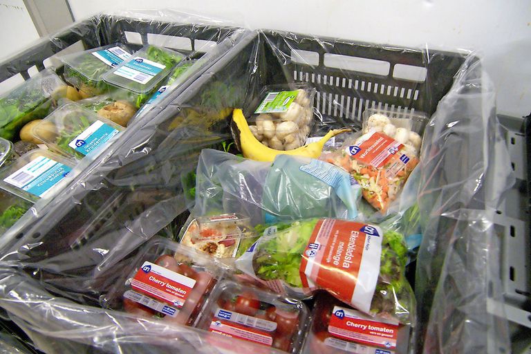 In Nederland gooit vooral de consument eten weg. Buiten Europa gebeurt verspilling meer binnen de keten. - Foto: Ton van der Scheer
